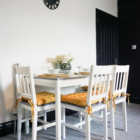 Holiday home Stylish & Cozy, Steps To Bae, Double Beds, Pkg
