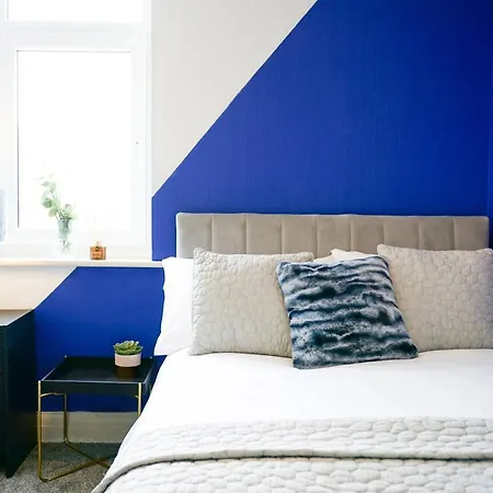 Stylish & Cozy, Steps To Bae, Double Beds, Pkg Holiday home