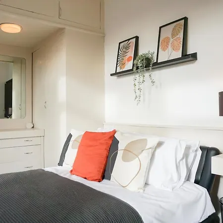 Stylish & Cozy, Steps To Bae, Double Beds, Pkg Holiday home *