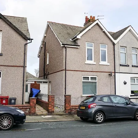 Holiday home Stylish & Cozy, Steps To Bae, Double Beds, Pkg Barrow-in-Furness