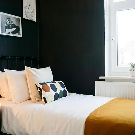 Stylish & Cozy, Steps To Bae, Double Beds, Pkg Holiday home